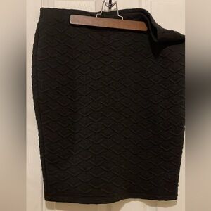 Black quilted jersey pencil skirt casual minimalist, runs large